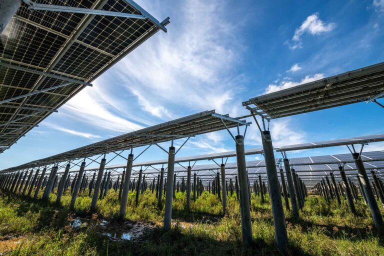 solar-power-station-FG6APLR.jpg
